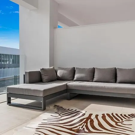 Unique Flat With Parking, Pool, Gym And Coworking Apartment